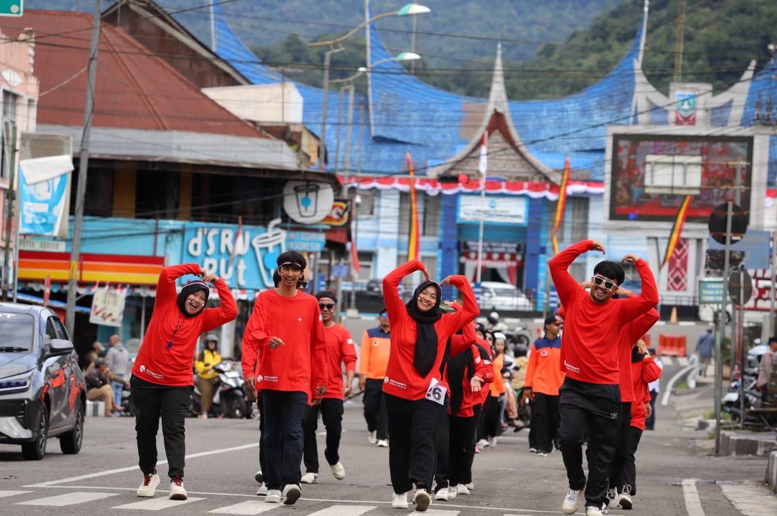 Tampilan salah satu lomba gerak jalan di gelar Pemko Padang Panjang